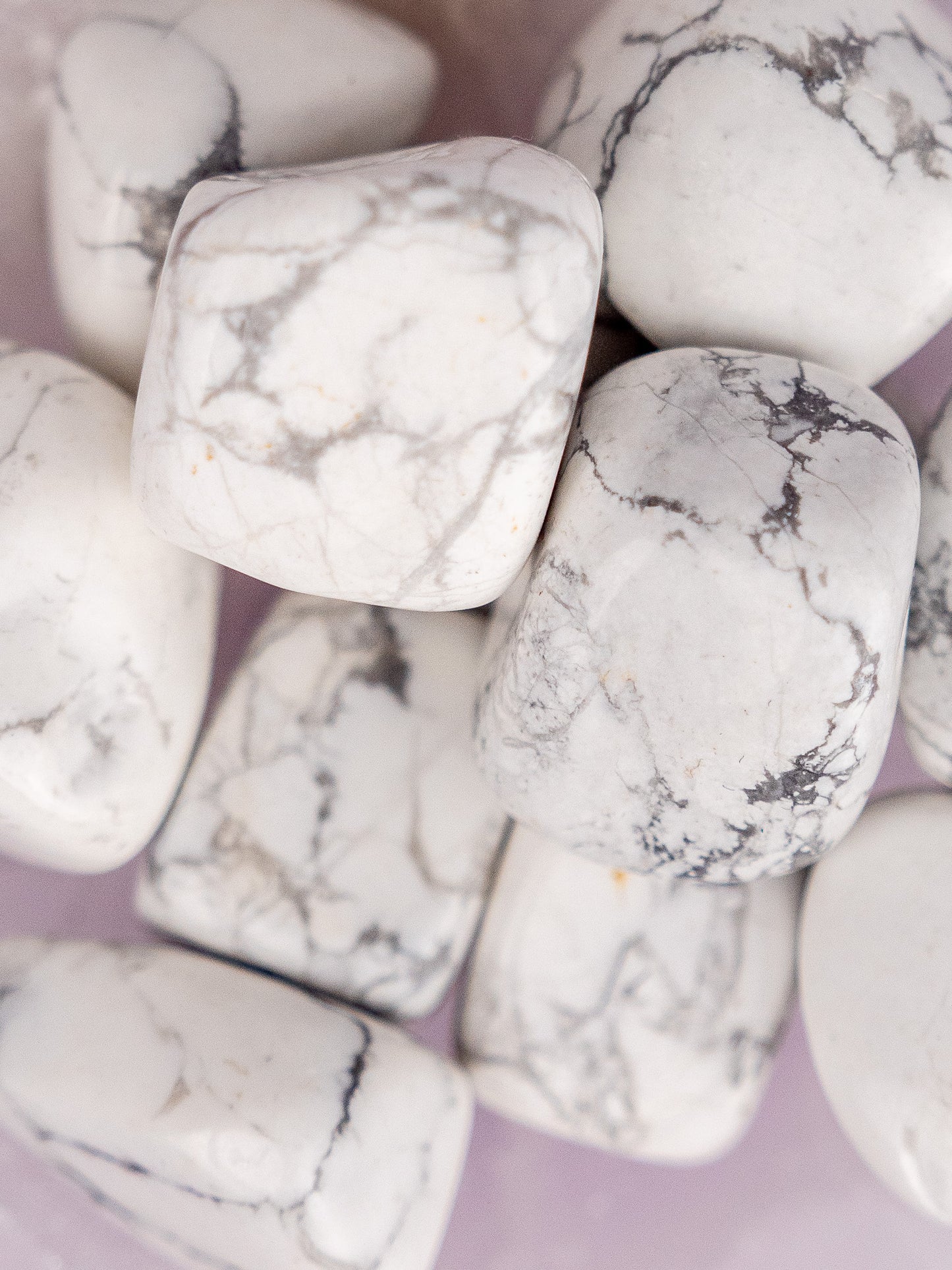 HOWLITE TUMBLES